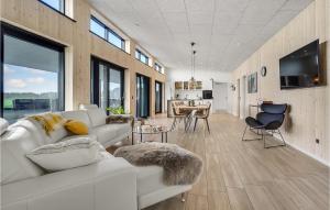 uma sala de estar com um sofá branco e uma mesa em Pet Friendly Home In Hadsund With Sauna em Hadsund