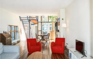 uma sala de estar com cadeiras vermelhas e uma escada em Nice Home In Breukeleveen With Wifi em Breukeleveen