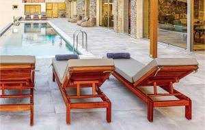 twee stoelen en een tafel voor het zwembad bij Stunning Home In Gazi, Heraklio With Outdoor Swimming Pool in Lygaria