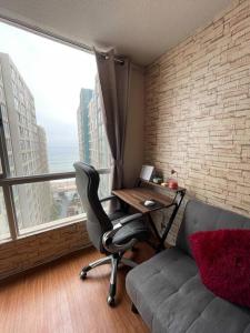 Habitación con escritorio, silla y ventana. en Departamento entero super cómodo Airi House N3, en Lima