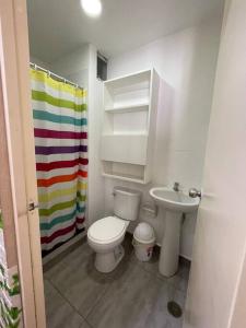 Baño pequeño con aseo y lavamanos en Departamento entero super cómodo Airi House N3, en Lima
