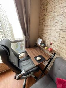 mesa y sillas en una habitación con ventana en Departamento entero super cómodo Airi House N3, en Lima