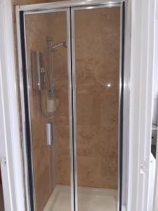 eine Dusche mit Glastür im Badezimmer in der Unterkunft Corvus - Beautiful cottage half a mile from Mousehole in Penzance