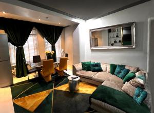 Exclusive Apartments South Kensington في لندن: غرفة معيشة مع أريكة وطاولة