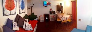 un soggiorno con divano rosso e tavolo di Singlin Home a Valtournenche