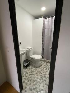 Bilik mandi di Hostal Villa del Sol