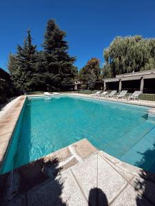 查克拉斯德科里亞的住宿－Posada Pinar De Besares，庭院里的一个蓝色海水游泳池