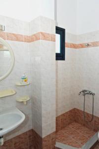 Koupelna v ubytování Morfeas Hotel
