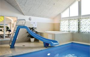 NørbyにあるBeautiful Home In Ringkbing With Sauna, Wifi And Outdoor Swimming Poolのバスルーム(スライダー、スイミングプール付)