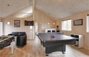 NørbyにあるBeautiful Home In Ringkbing With Sauna, Wifi And Outdoor Swimming Poolの卓球台付き卓球室