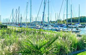 Un montón de barcos atracados en un puerto en Huis Sylt, en Wieringerwerf