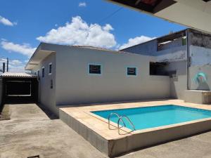 einen Pool im Hinterhof eines Hauses in der Unterkunft Casa Pôr do Sol in Itanhaém