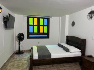 um quarto com uma cama e um vitral em Santiago DC Hotel em Cali