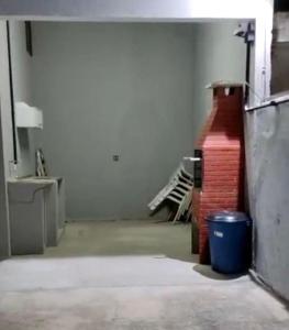 ein leeres Zimmer mit einer Treppe in einem Zimmer mit einem Mülleimer in der Unterkunft Casa Pôr do Sol in Itanhaém