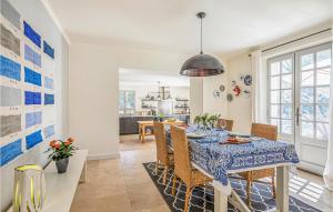 eine Küche und ein Esszimmer mit Tisch und Stühlen in der Unterkunft L'amandier in Saint-Rémy-de-Provence + 26 Fotos
