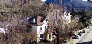 una gran casa blanca en el lateral de una montaña en T2 50m2 résidence les Acacias Vue Dégagée Montagne, en Ax-les-Thermes