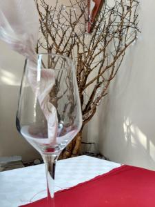 ein Weinglas auf einem Tisch in der Unterkunft HOTEL PLAZA PACHUCA in Zapotlán de Juárez