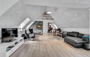 ØhuseにあるAmazing Home In Ulfborg With 7 Bedrooms, Wifi And Saunaのリビングルーム(ソファ、テレビ付)