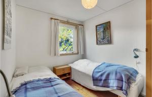 Llit o llits en una habitació de Nice Home In Sjllands Odde With Wifi