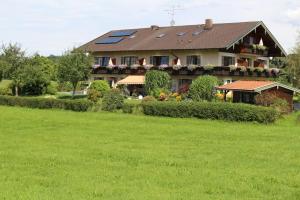 ein Haus mit Sonnenkollektoren auf dem Dach in der Unterkunft Kurparkpension Stephan in Bad Endorf