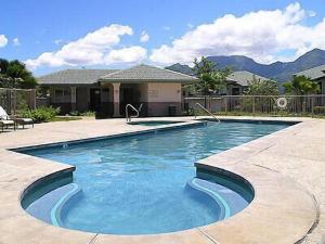 uma piscina em frente a uma casa em Walk to Beach&Sunset - Luxury Villa on the Princeville Golf Course em Princeville