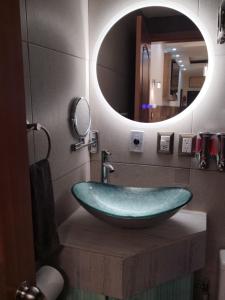 a bathroom with a green sink and a mirror at DEPARTAMENTO ALTOS 4 CERCA DEL CONSULADO in Ciudad Juárez