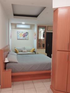 a bedroom with a bed with a wooden frame at DEPARTAMENTO ALTOS 4 CERCA DEL CONSULADO in Ciudad Juárez
