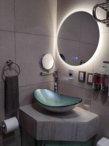 bagno con lavandino verde e specchio di DEPARTAMENTO ALTOS 4 CERCA DEL CONSULADO a Ciudad Juárez