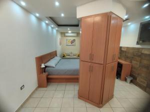 una camera con un letto e un grande armadio in legno di DEPARTAMENTO ALTOS 4 CERCA DEL CONSULADO a Ciudad Juárez