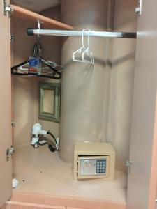 a shower in a bathroom with a sink at DEPARTAMENTO ALTOS 4 CERCA DEL CONSULADO in Ciudad Juárez