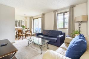 En sittgrupp på Entire Condo Downtown, near BMO & Saddle Dome, free Parking, 1,5 hrs to Banff