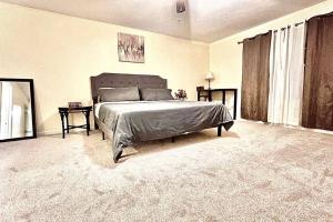 Ένα ή περισσότερα κρεβάτια σε δωμάτιο στο Modern 5 Bedroom Pocono house - Jacuzzi - Gameroom - Near Lake - Golf Couse