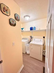 Een badkamer bij Modern 5 Bedroom Pocono house - Jacuzzi - Gameroom - Near Lake - Golf Couse