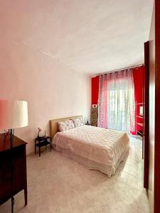 um quarto com uma cama grande e uma janela em Bella House, a 200 metri dalla metropolitana em Turim