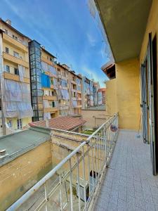 d'un balcon avec des bâtiments en arrière-plan dans l'établissement Bella House, a 200 metri dalla metropolitana, à Turin