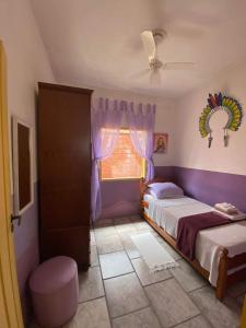 a bedroom with two beds and a window at Casa Caiçara no Caborê in Paraty