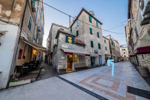 uma rua vazia num beco com edifícios em Bozena's studio apartment em Split