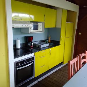 Virtuvė arba virtuvėlė apgyvendinimo įstaigoje KAZA CHARLY F2