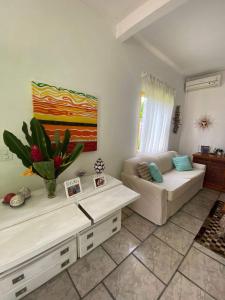sala de estar con sofá y mesa en Casa Caiçara no Caborê, en Paraty