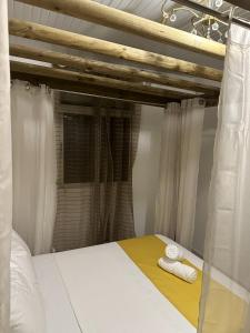 1 dormitorio con 1 cama con 2 toallas en Maison de 3 chambres avec piscine privee jardin clos et wifi a Sainte Rose, en Sainte-Rose