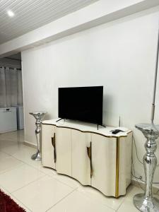 TV a/nebo společenská místnost v ubytování Maison paisible à Sainte-Rose + Piscine partagée.