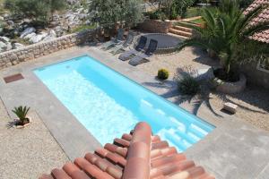 - une vue sur la piscine dans la cour dans l'établissement Apartments Villa Lora, à Kraj