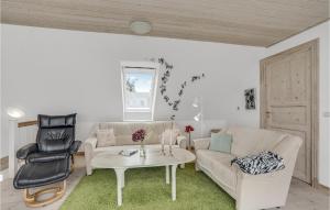 Posezení v ubytování 3 Bedroom Cozy Home In Vesløs