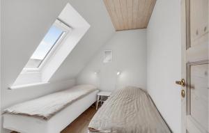 Postel nebo postele na pokoji v ubytování 3 Bedroom Cozy Home In Vesløs