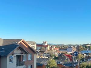 uitzicht op een stad met huizen en gebouwen bij Puerto Varas, Departamento céntrico dos personas Yourhomepv in Puerto Varas