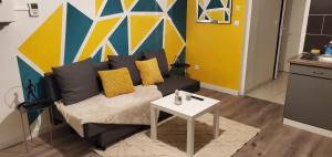 Triangle d'or - Calme et Cosy في سانت كونتان: غرفة معيشة مع أريكة وطاولة