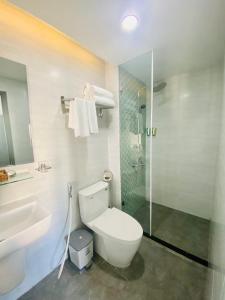 y baño con aseo, lavabo y ducha. en HÀO PHÁT HOTEL NHA TRANG en Nha Trang