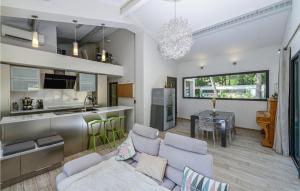 ein Wohnzimmer mit einem Sofa und einer Küche in der Unterkunft 4 Bedroom Stunning Home In Rognes in Rognes