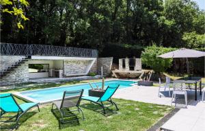 uma piscina com cadeiras, uma mesa e um guarda-sol em 4 Bedroom Stunning Home In Rognes em Rognes
