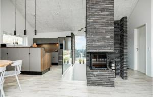 Kjøkken eller kjøkkenkrok på 4 Bedroom Cozy Home In Blokhus
